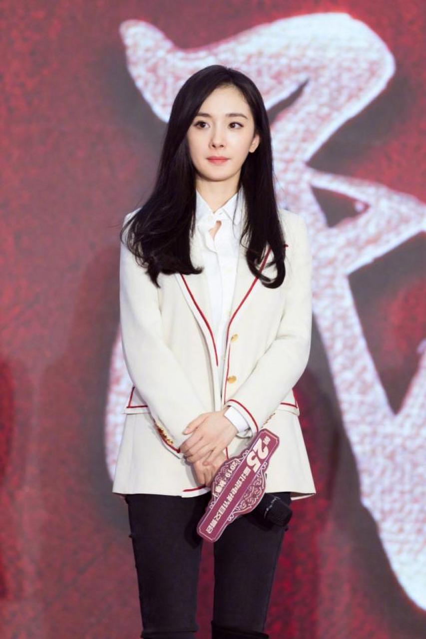 今日,杨幂出席秋推会启动仪式,米白色西装外套搭配同色系衬衫,干练