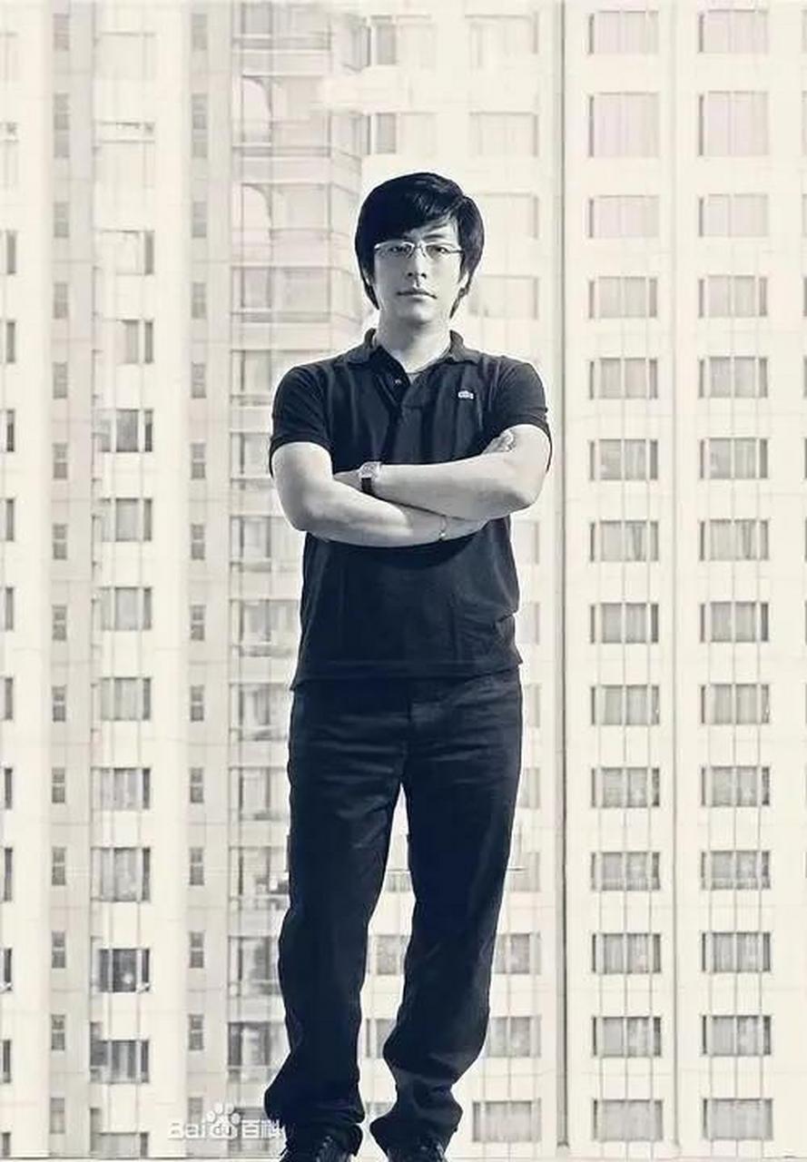 领动计划# 王岳伦年轻时真的蛮帅的,就是导演该有的模样,难怪李湘会