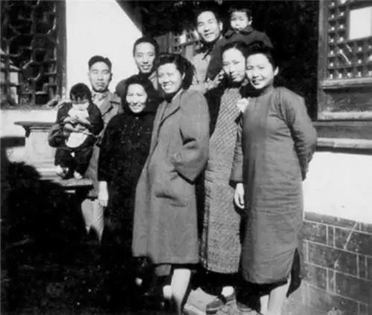 1937年春,危拱之和钱希均两人经常扮作阔太太,去上海,把一些捐献来的