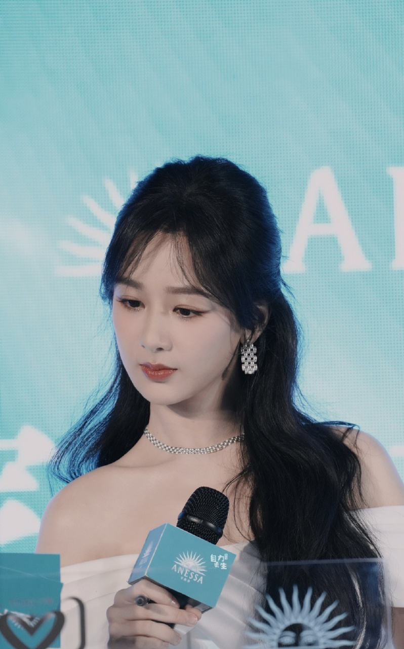 杨紫网传的古偶都是假的,她下部戏还没有定呢,暂时不继续演古偶了,想