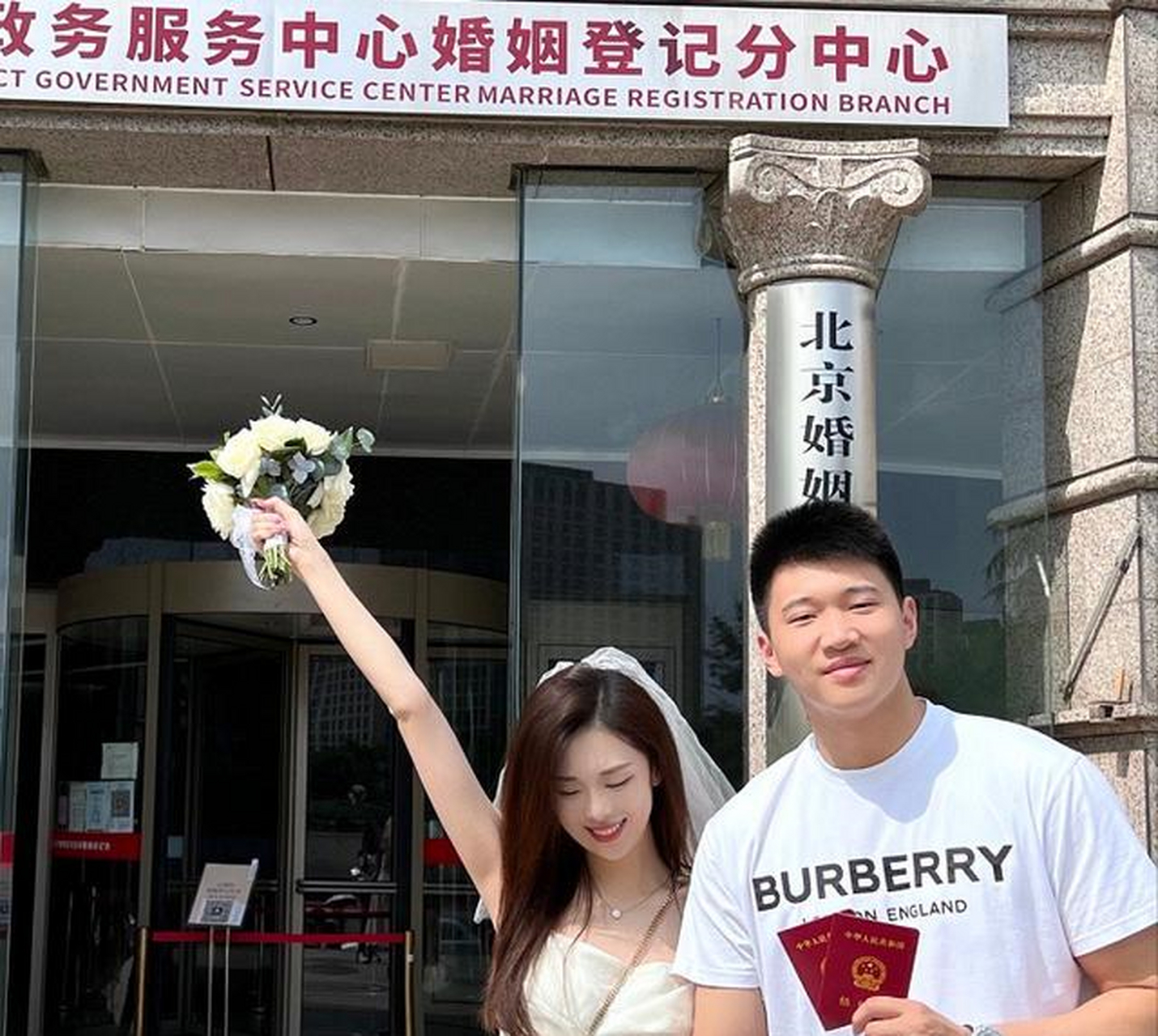 虽然张炎算是国内一线车模了,经常为高端品牌汽车站台,多年来也收获了