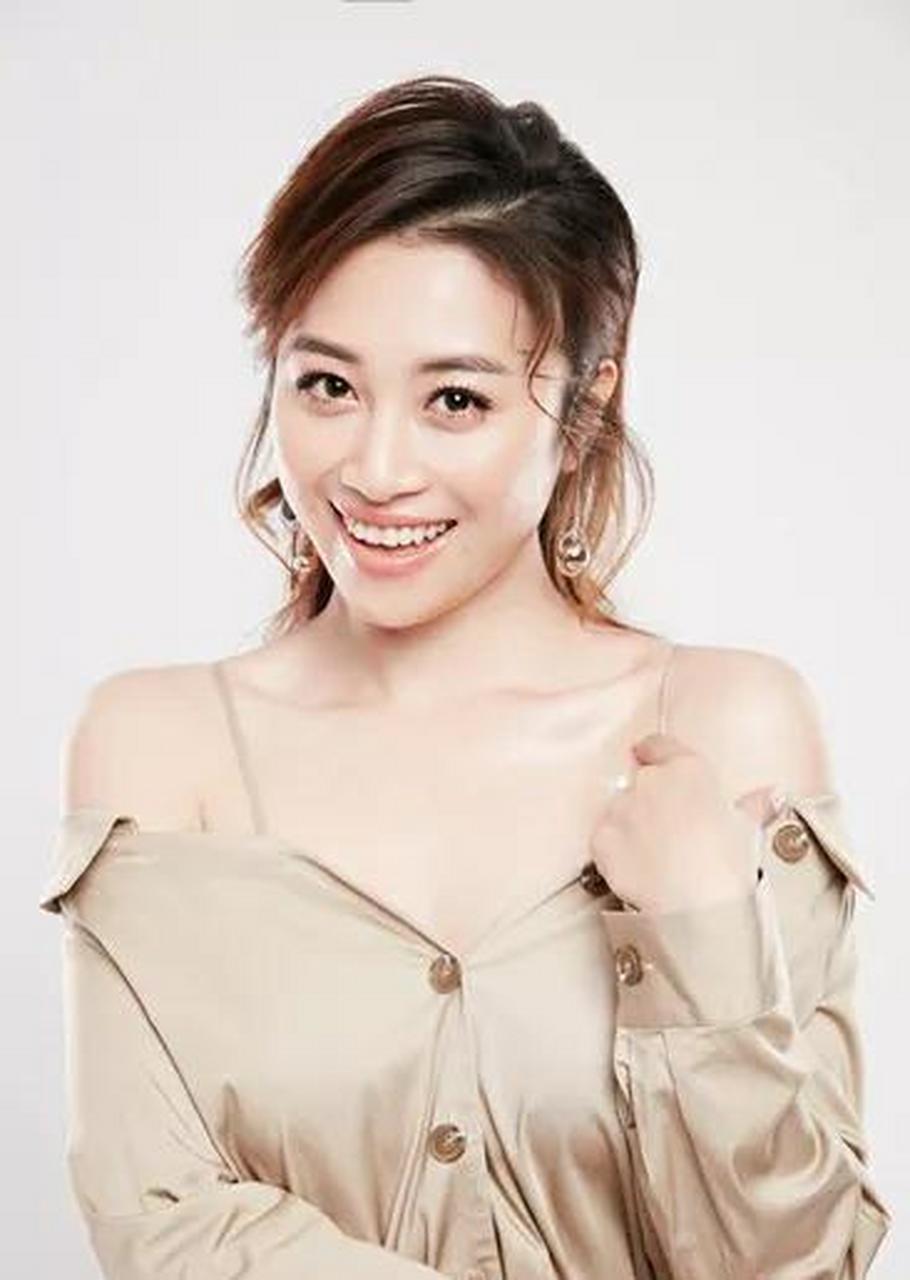 喜剧女神韩云云:靓丽妩媚动人高清写真