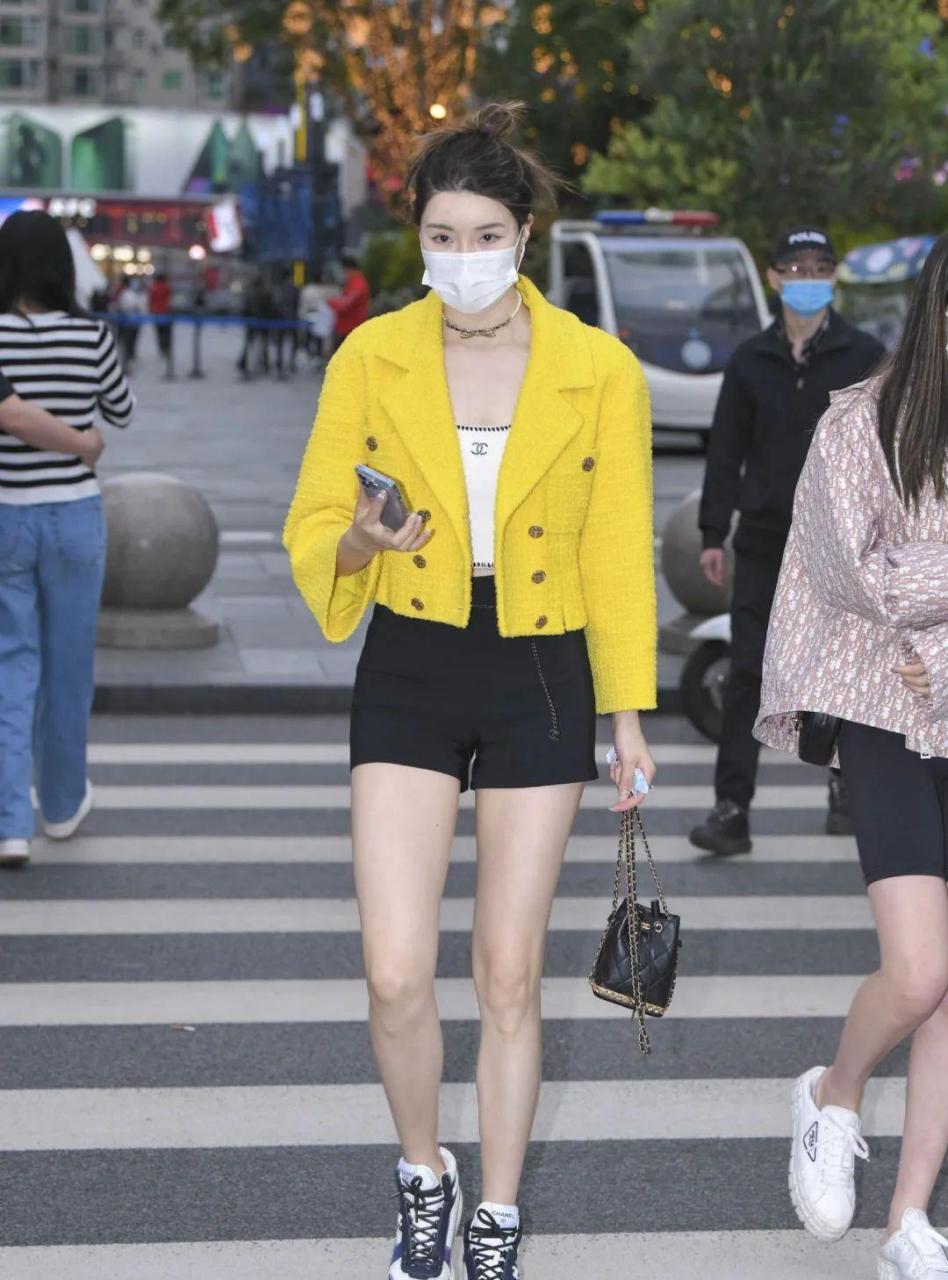 穿黄衣的时尚女生 #娱乐