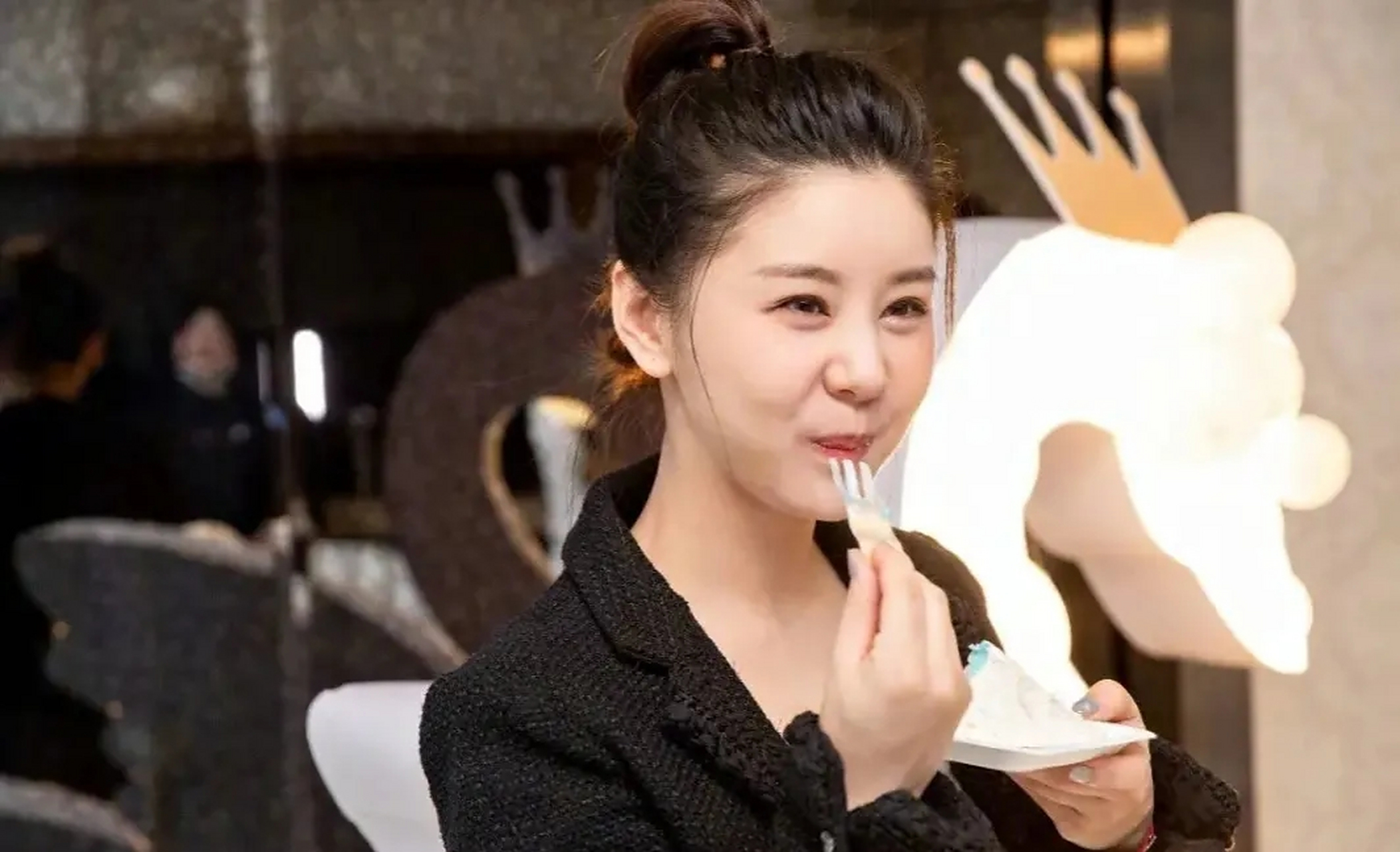 李小萌在月子中心,一天花费近20000元,怪不得调养的这么好,皮肤红润