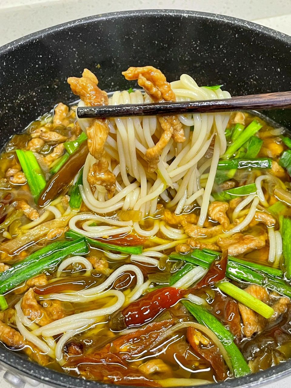 酸辣开胃的泡椒肉丝米线,好吃到停不下来 泡椒肉丝米线也太过瘾了