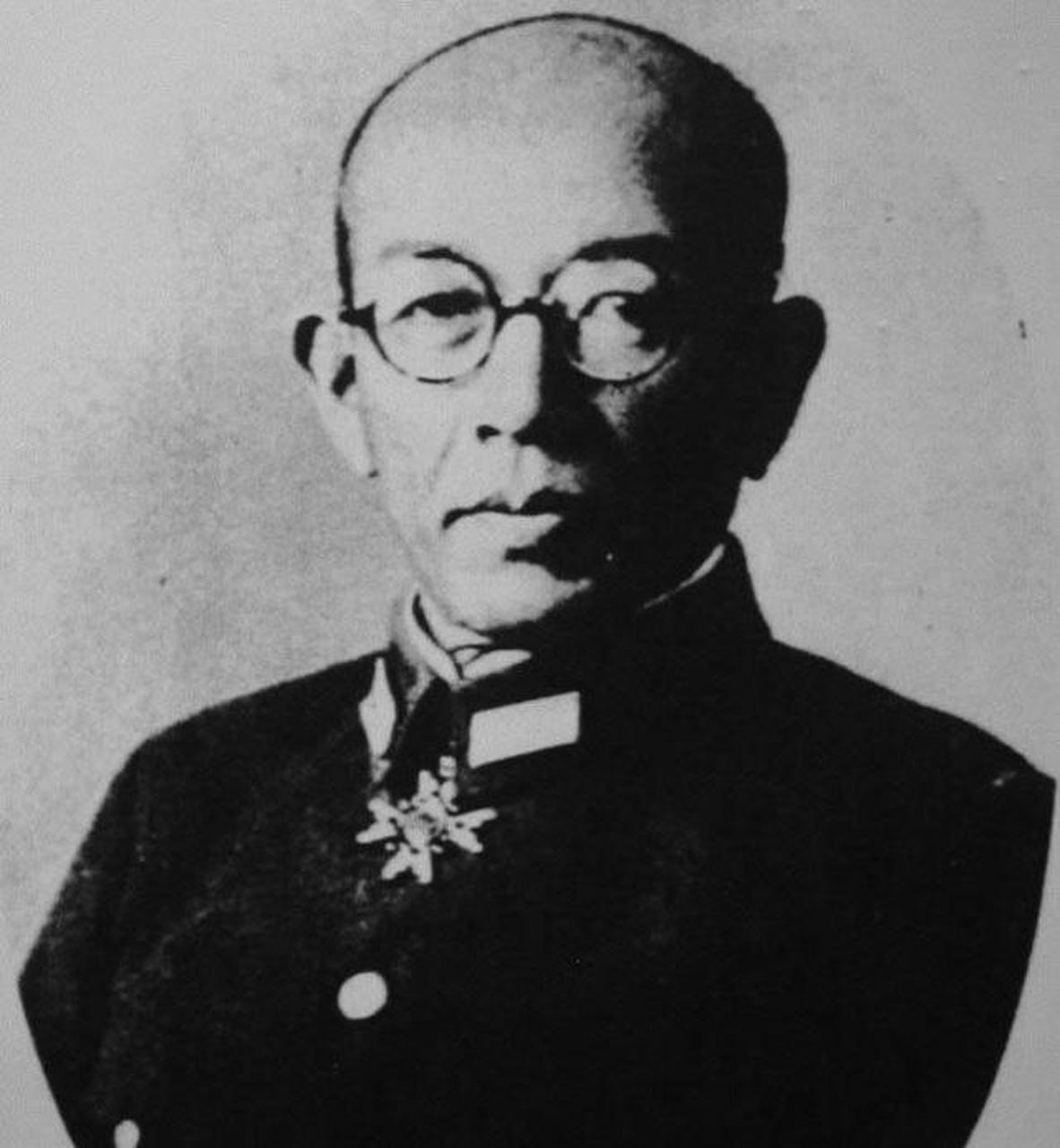 他的肚皮,突然,一枚炮弹飞来,正中屋顶,一堆砂石灌进中村正雄的肚子