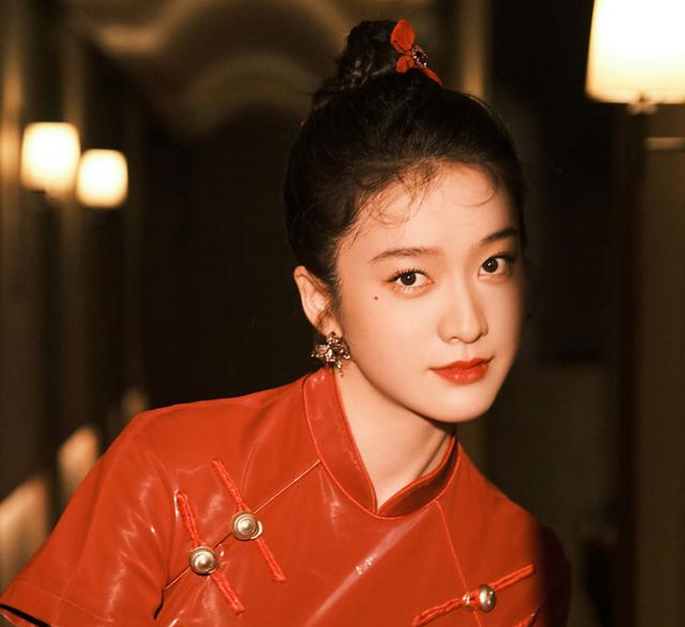 张雪迎中国红写真氛围感拉满 扎丸子头俏皮可爱少女感十足