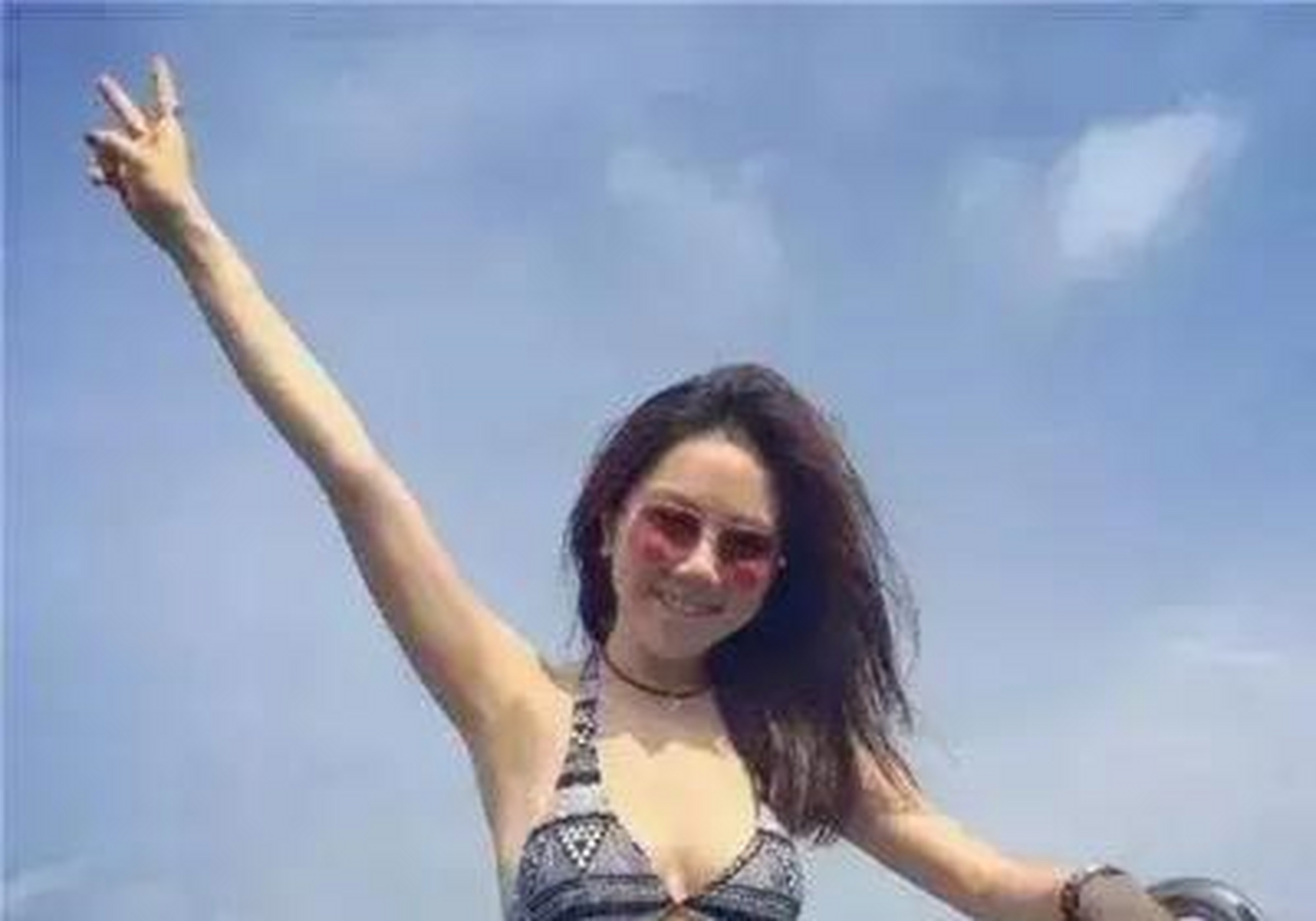 160邓紫棋比基尼泳池边写真照曝光,凹出2米大长腿即视感,身材比例太好