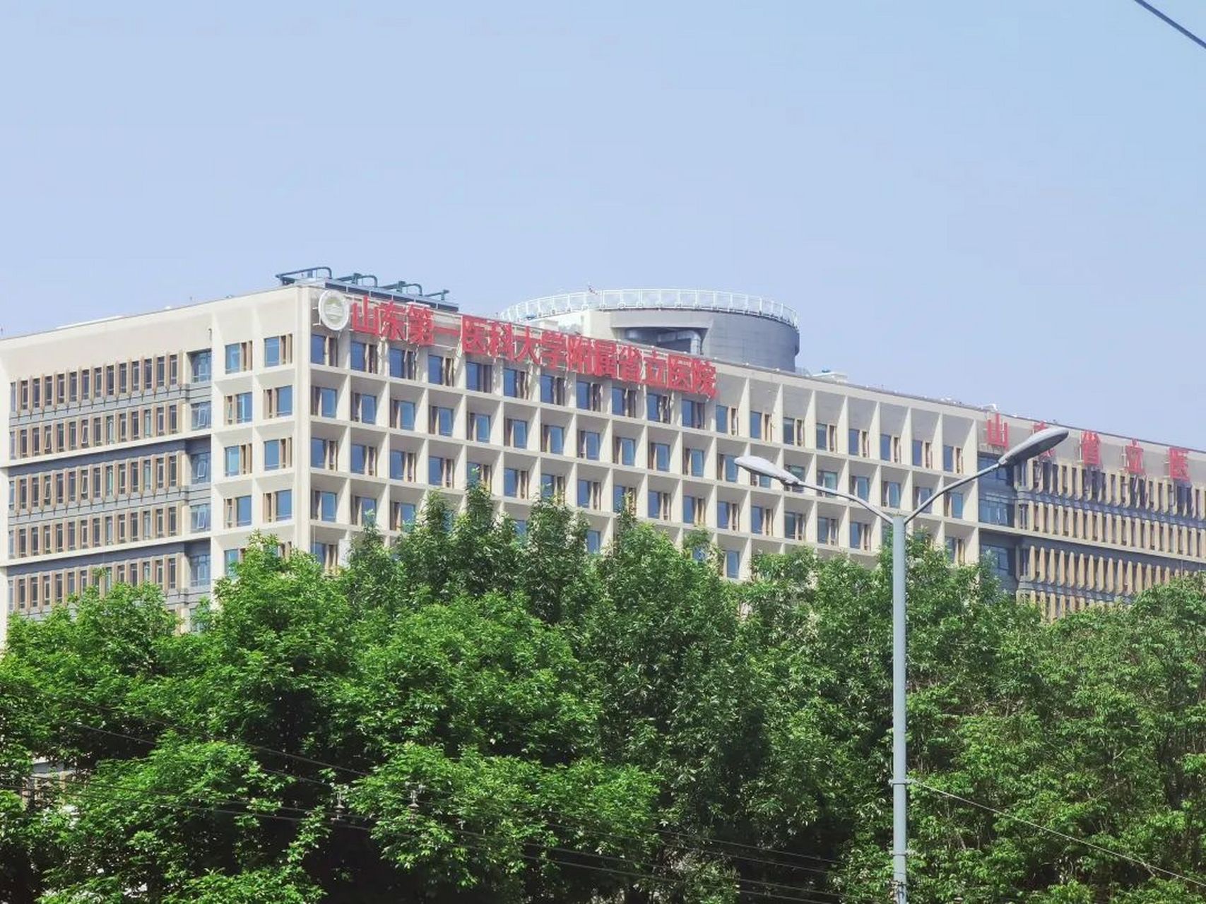 山东省立医院老院区位于济南市槐荫区,经六路附近.