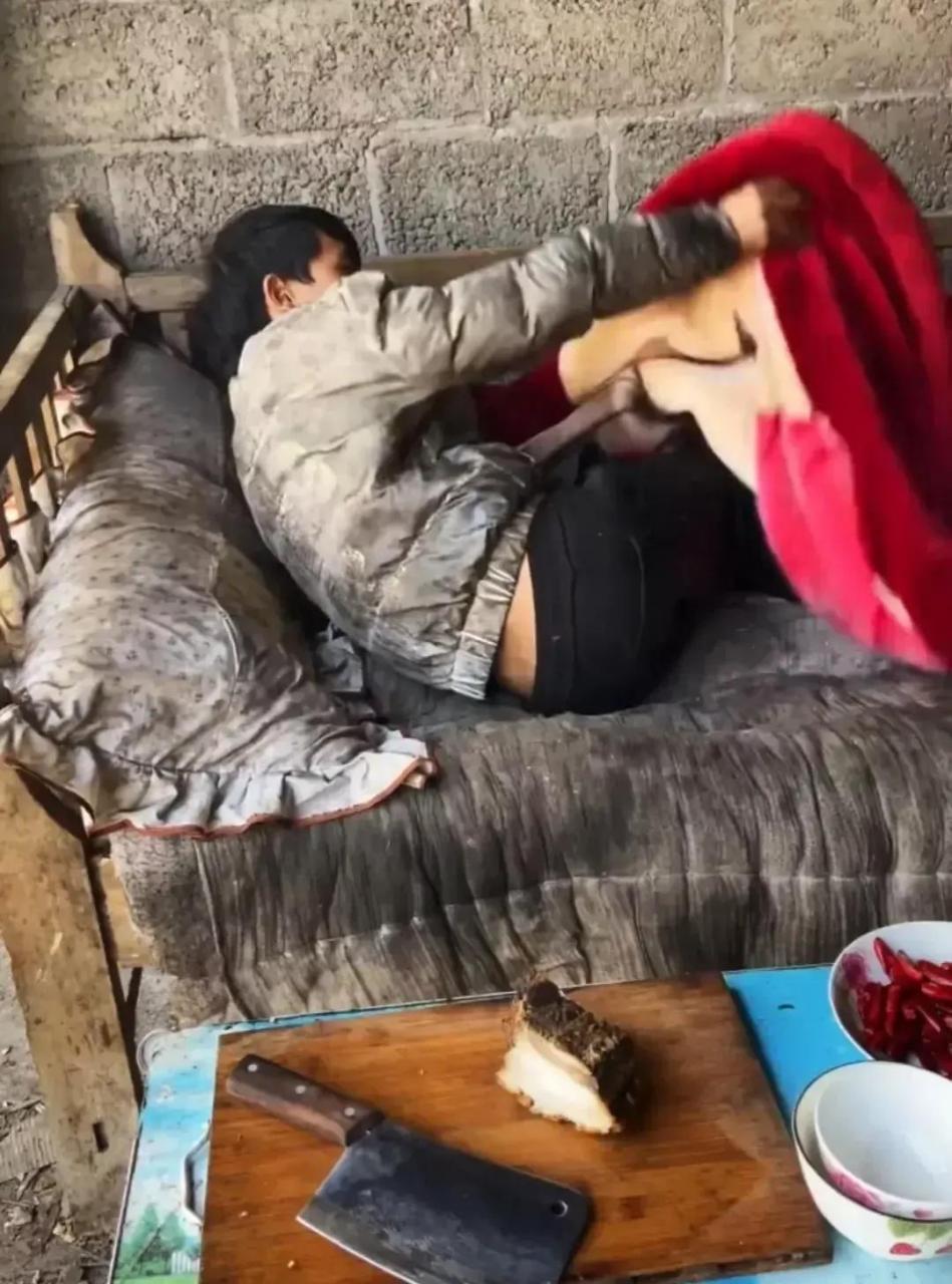 网友:就看被子和枕头的包浆,没有10年都达不到这效果!