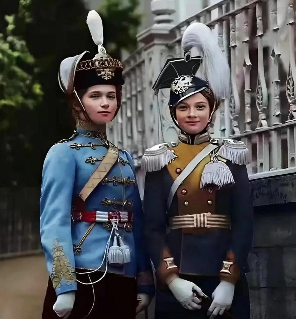 这是穿着军装的沙俄公主,她们是末代沙皇尼古拉二世的女儿,分别是姐姐