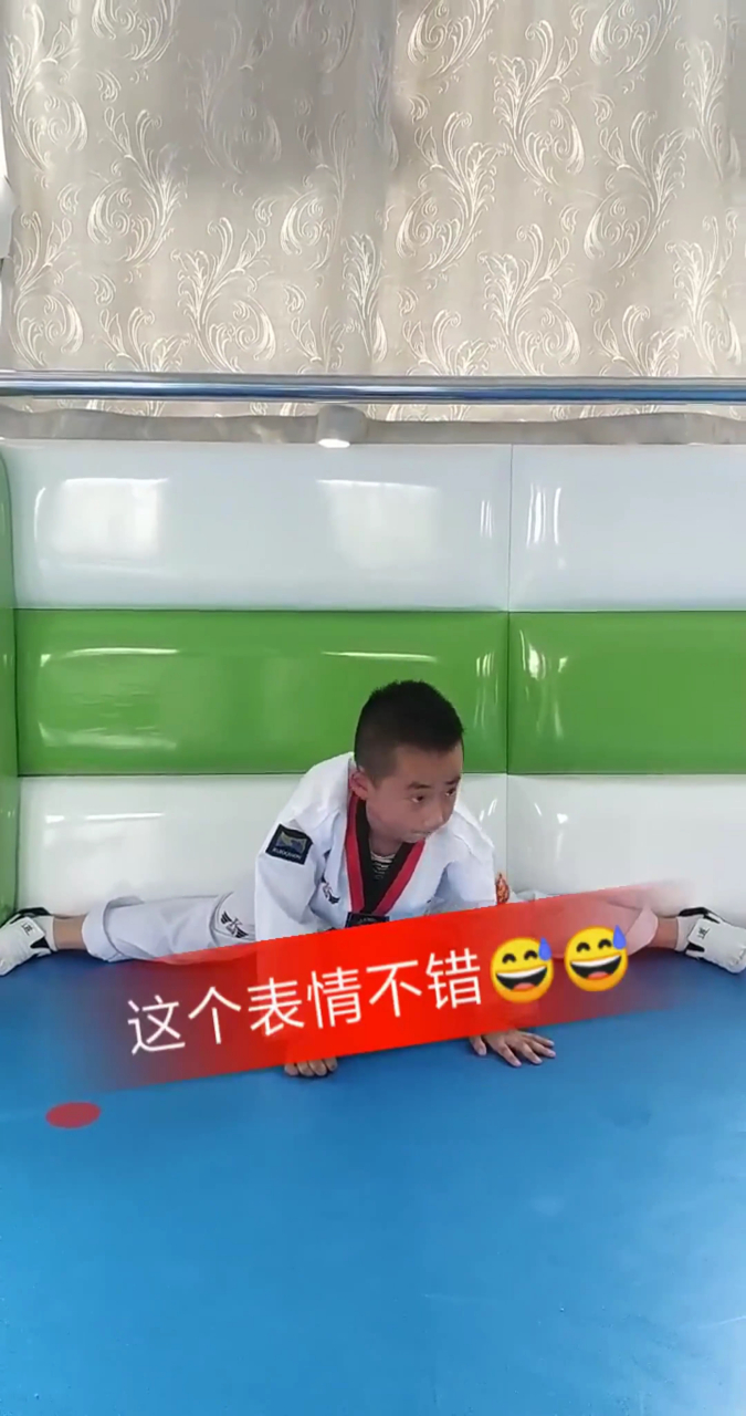 跆拳道就是这样压腿的,拉韧带超级痛,再也不想体验了!