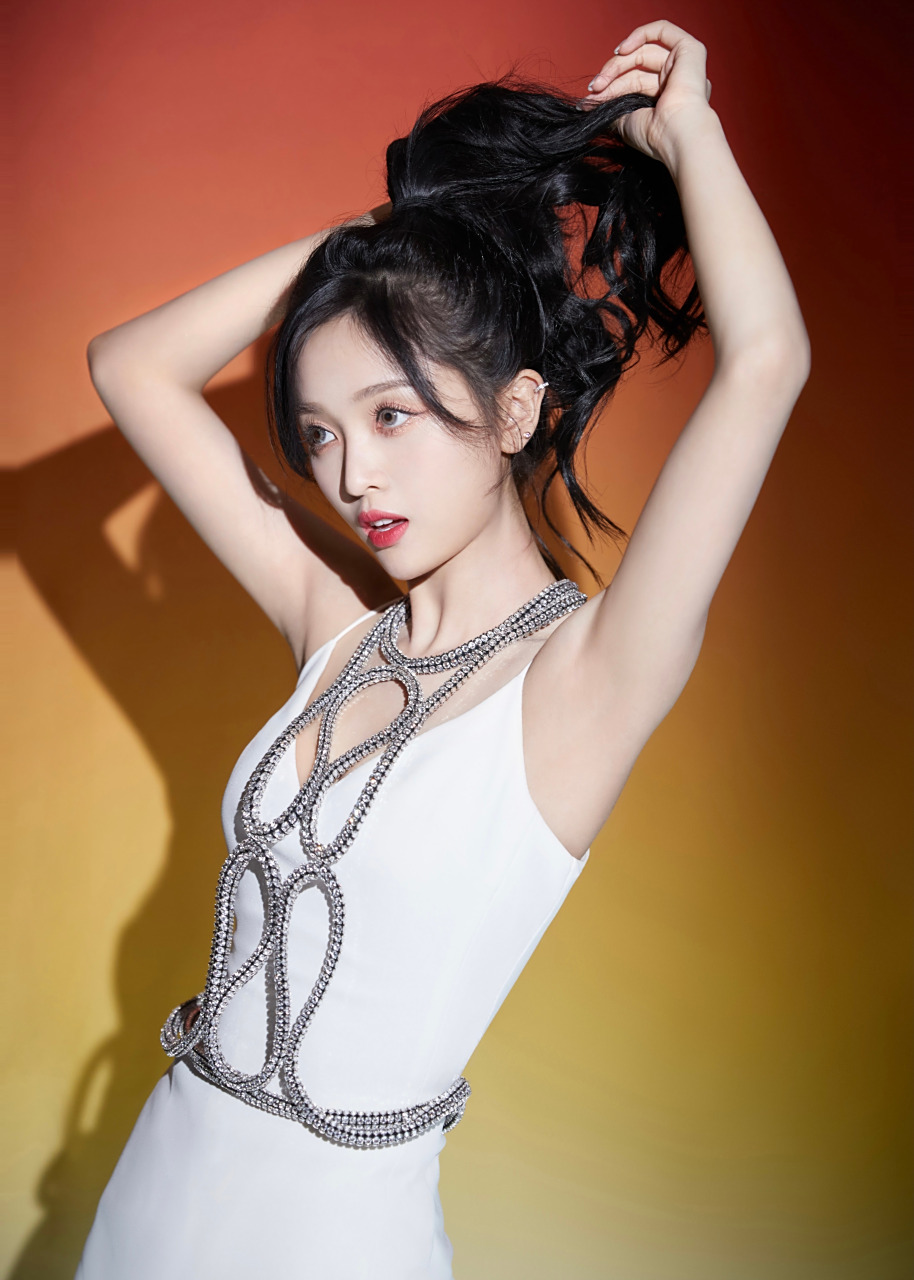 吴宣仪《爆裂舞台》造型,绝美一字带高跟#吴宣仪