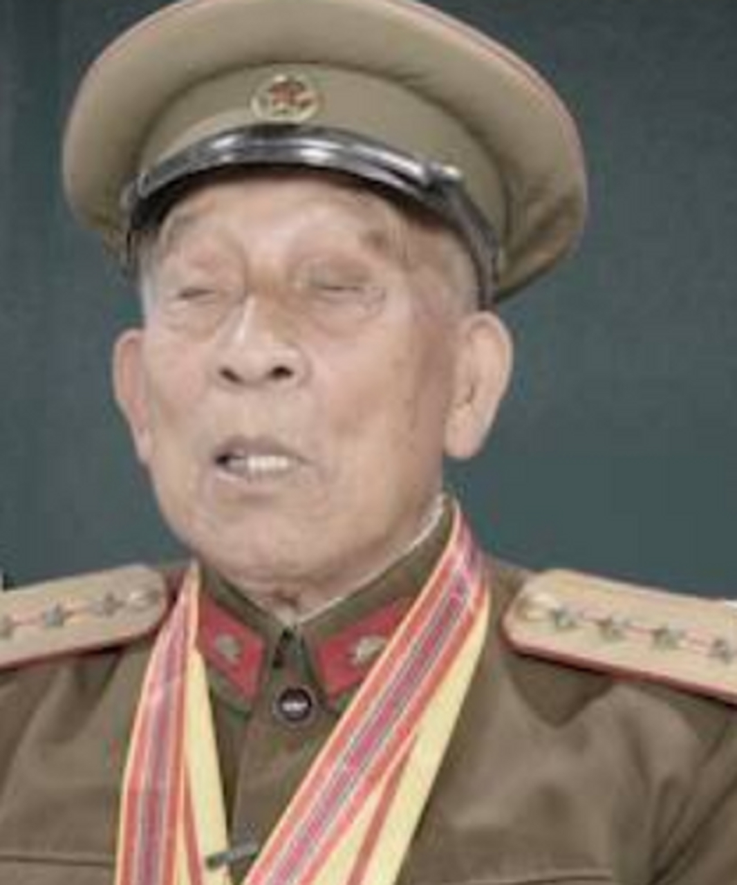 我国严令禁枪!山东一老汉持枪却被政府慰问,他有何特殊身份?