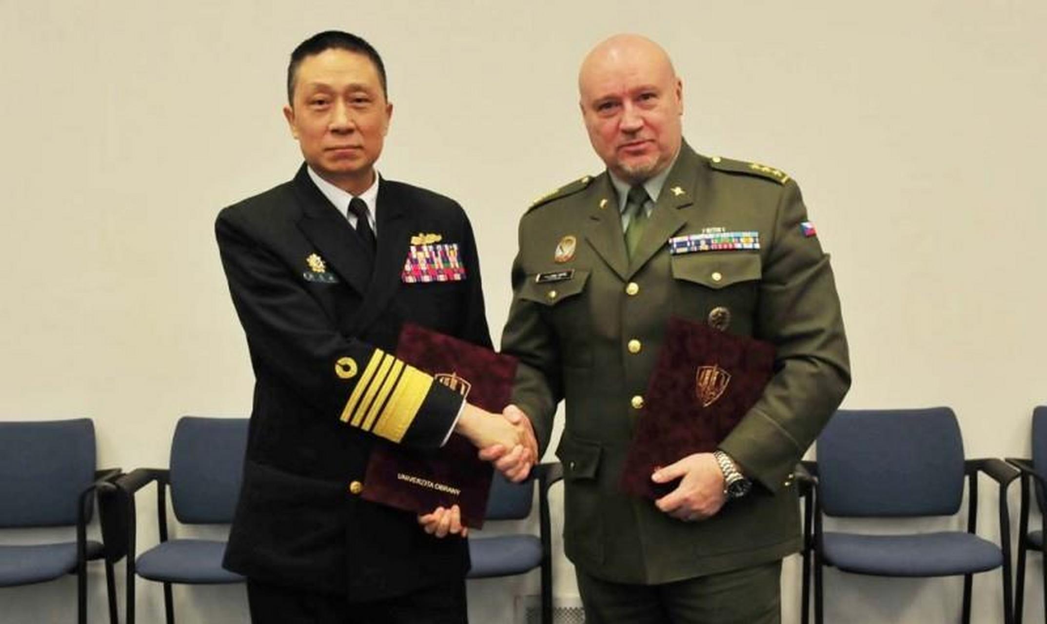 台媒在4月7日公开消息显示,台岛上将军官刘志斌前往捷克进行了窜访