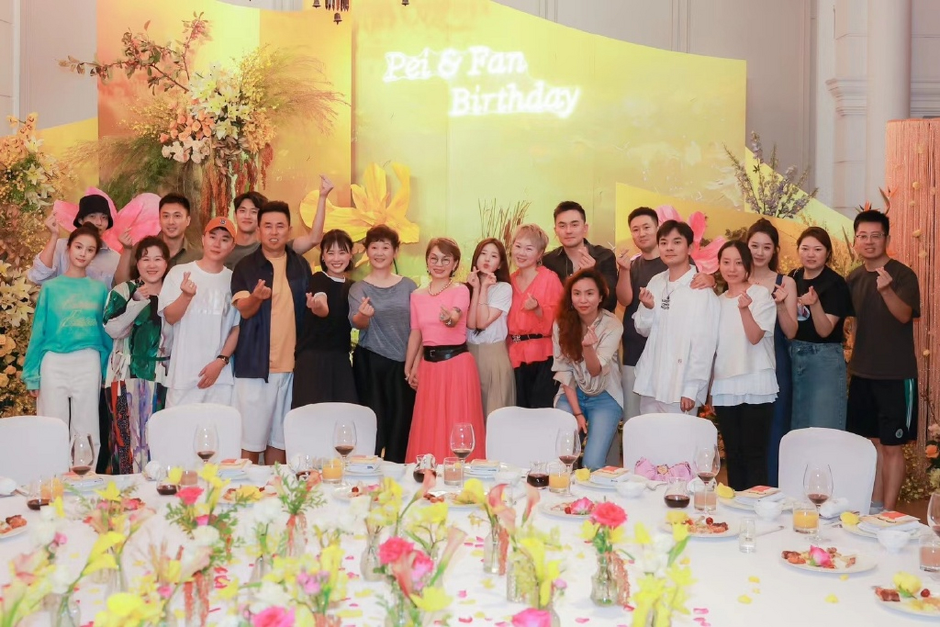 刷到赵露思马思纯为杨晓培庆生,全员合影比心7815,马思纯瘦回当初