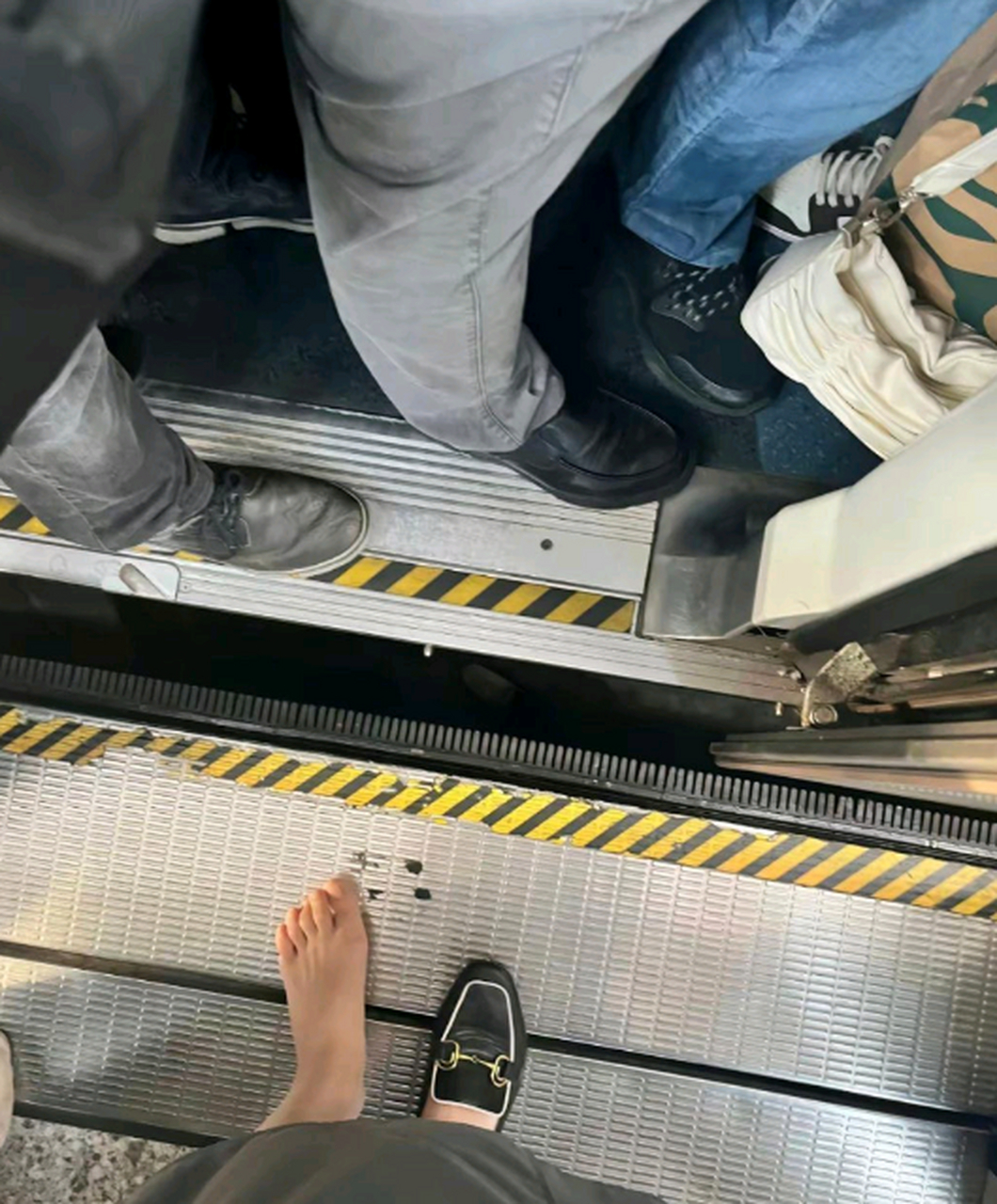 没挤上地铁,鞋子丢了