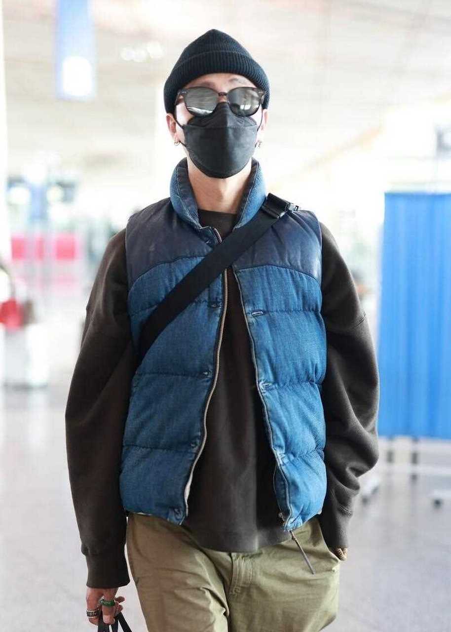 机场街拍,陈坤穿棉服,戴墨镜打扮帅气