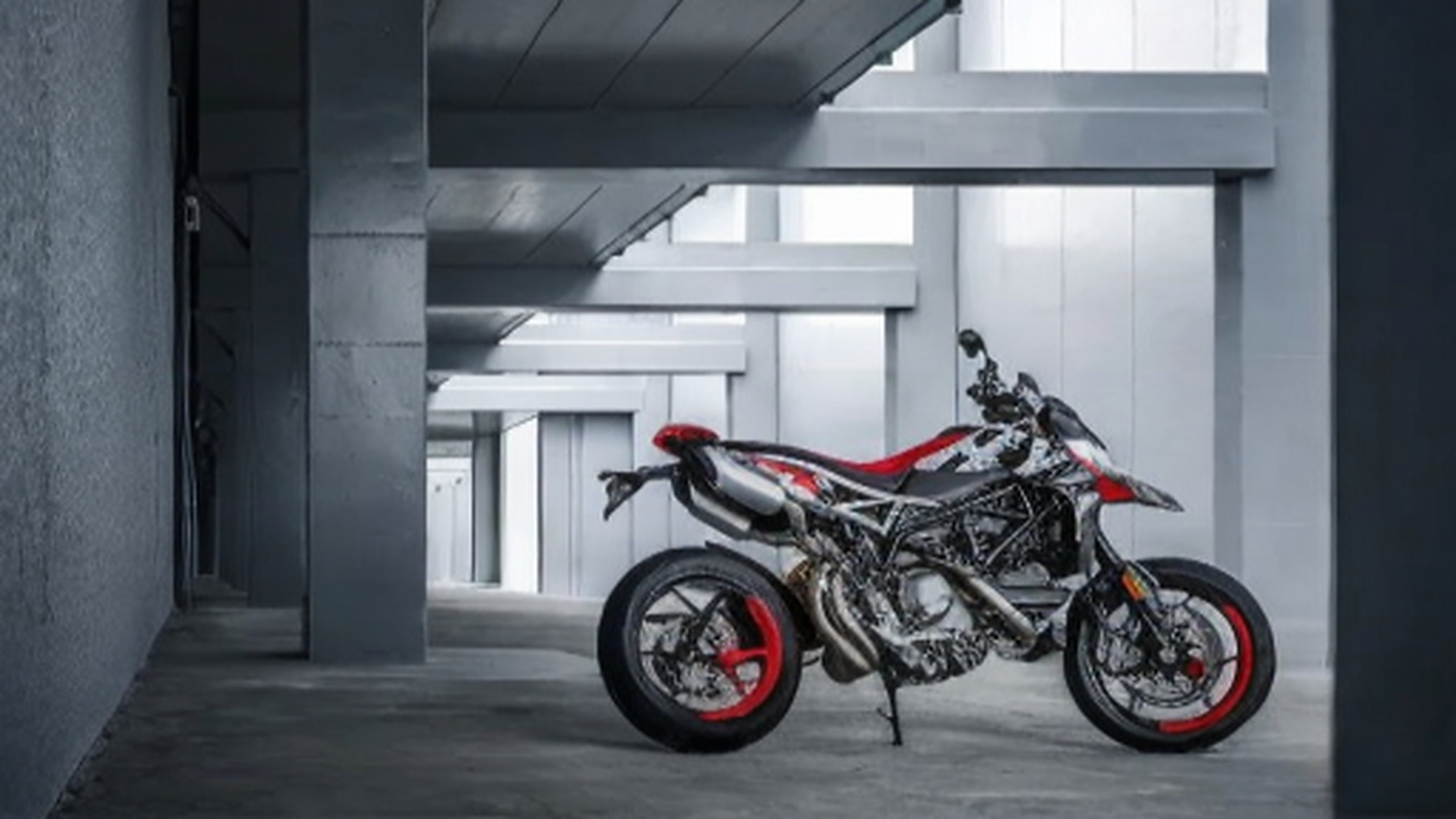 杜卡迪发布全新涂装的骇客950 rve,机车痞帅十足  大家好,我是小摩女.