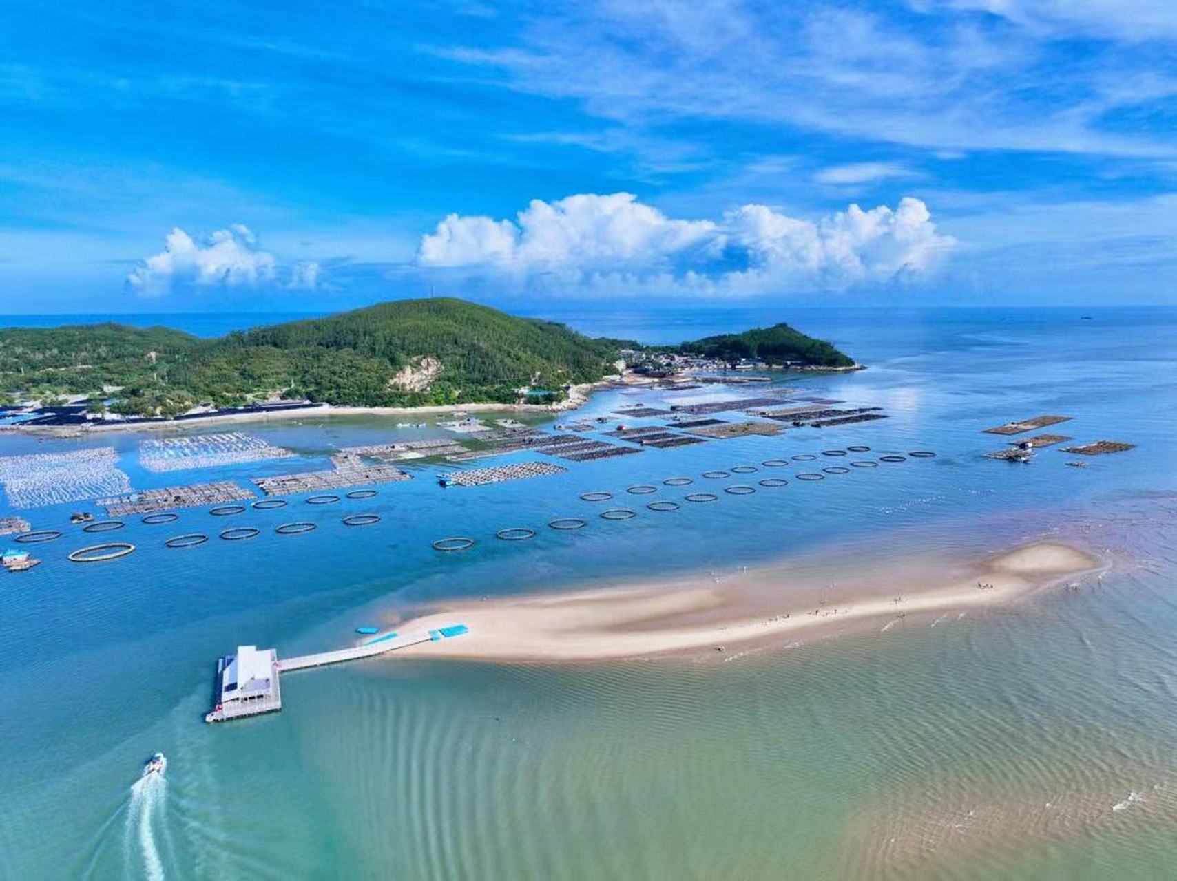 鱼骨沙洲在福建省东山县陈城镇歧下村,内海与外海的交界处,有一个