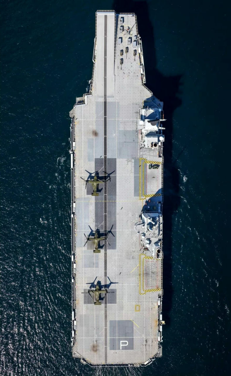 几款航空母舰俯视图片对比:  图片分别是美国海军尼米兹级航空母舰