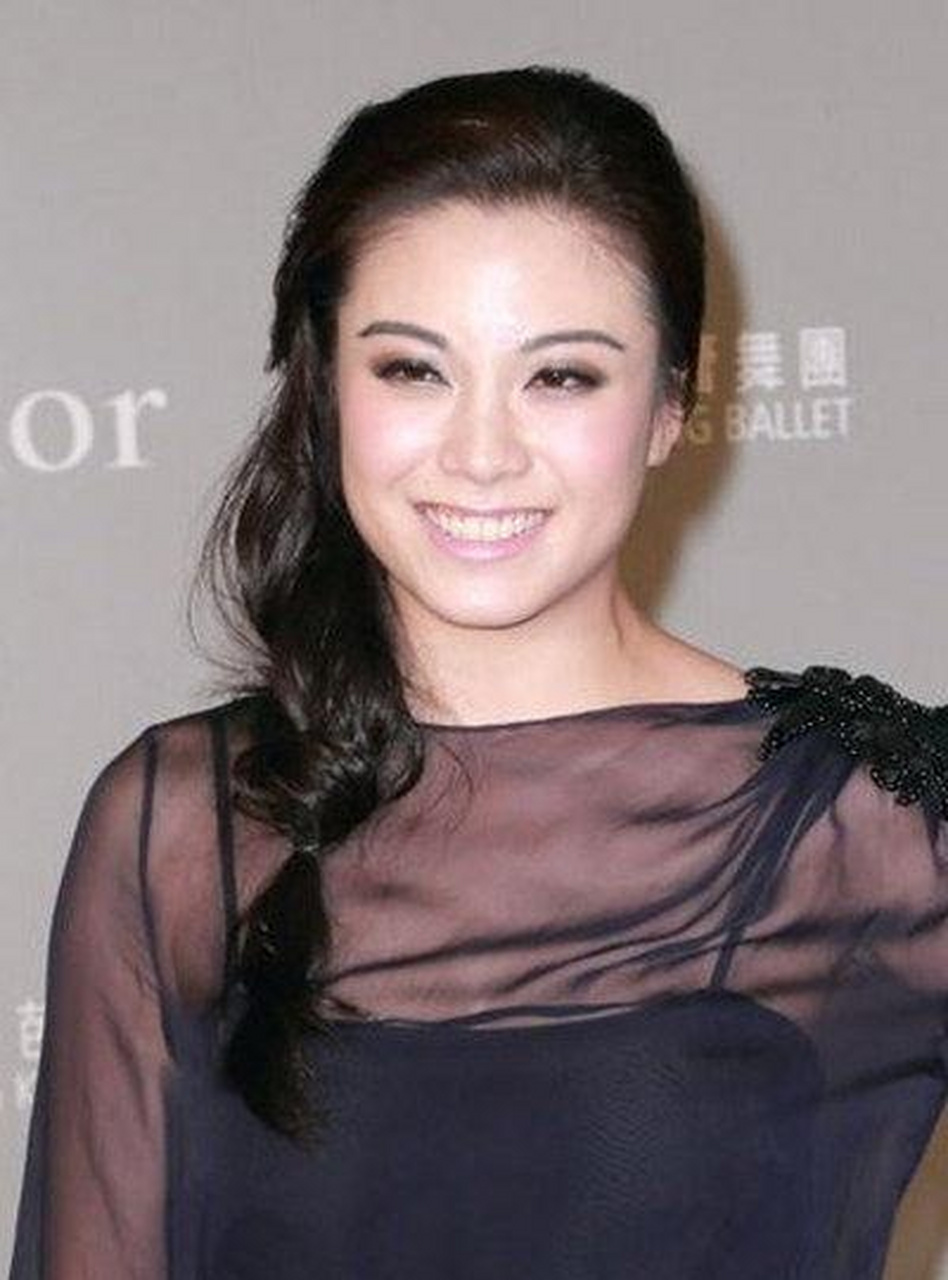 传言称,当时蔡永康已经有了一位圈外女友冯翠珊,得知男友与廖碧儿的