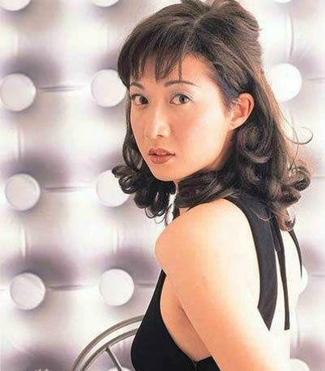 纵观成龙交往的几位女子,跟利智完全是年轻人凭美好的感觉.