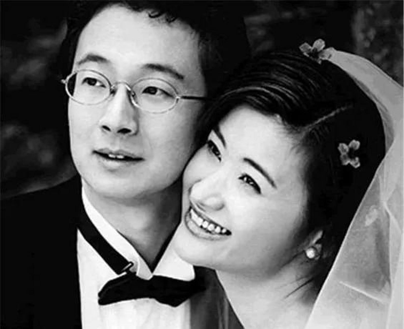 在1999年到2000年,仅仅一年的时间,周秉均向著名主持人吴小莉求婚三次