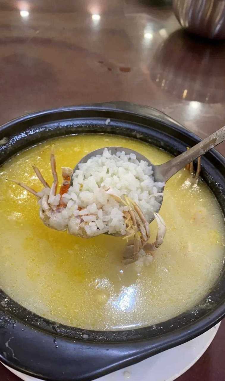 走马蟹粥,走马蟹打洞在沙滩上,打灯找小洞就可发现 蟹小肉少,但鲜味