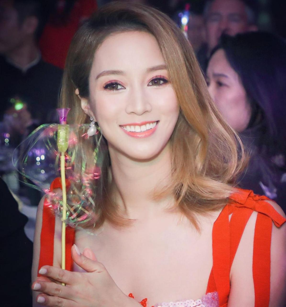 40岁徐子淇与友人睇展览,淡妆仍贵气端庄,获赞媲美英国凯特王妃!