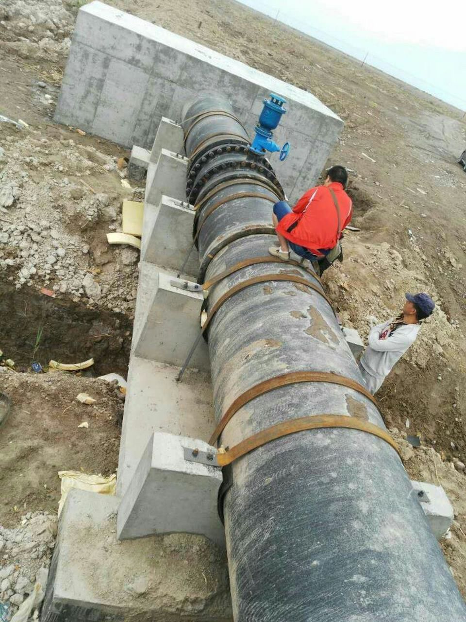 管道支墩怎么计算: 在计算水平向支墩承受截面外推力时,利用公式主要