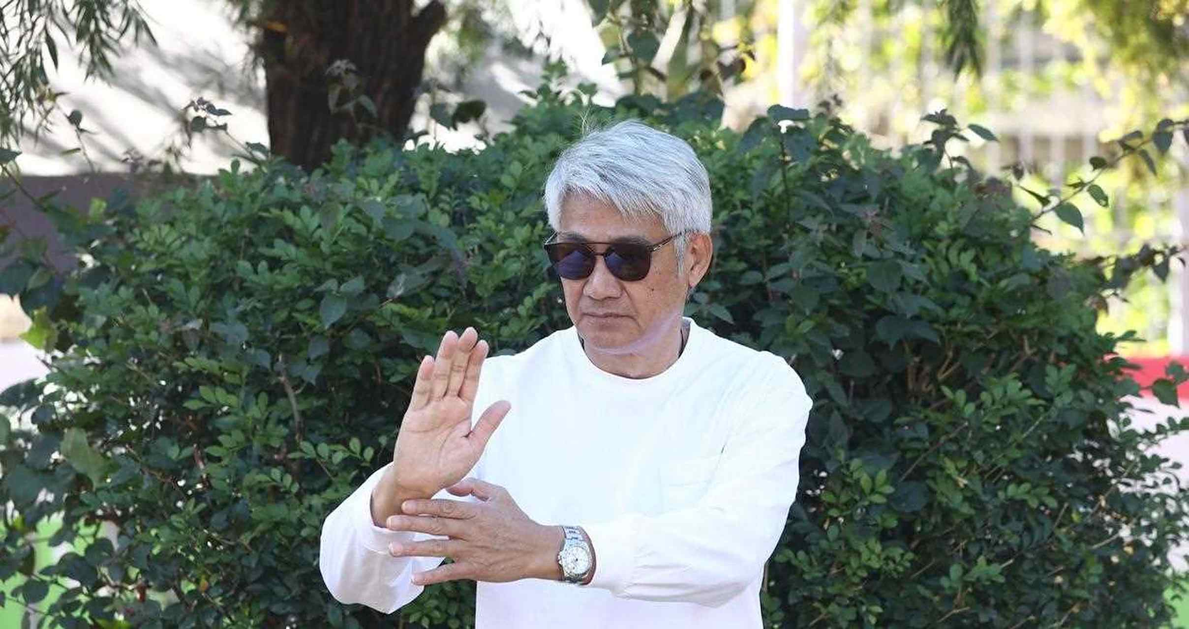 香港著名演员尹扬明的照片,他今年都已经64岁[委屈]