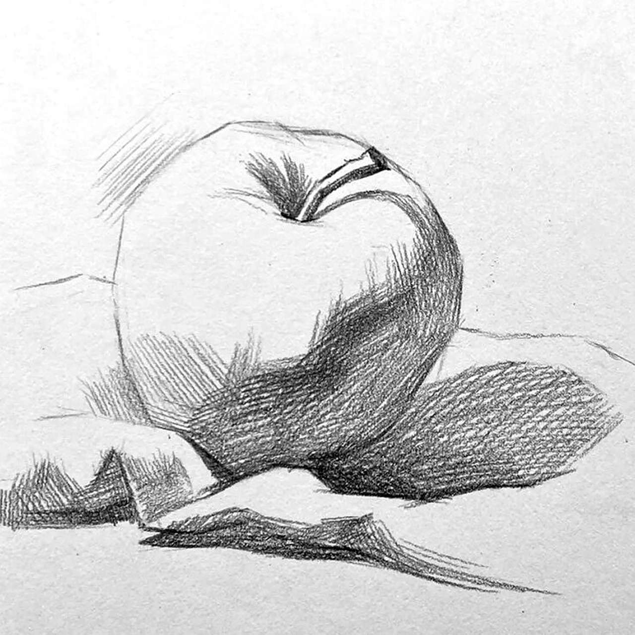 素描苹果的作画步骤详细解析如下: 使用大号铅笔