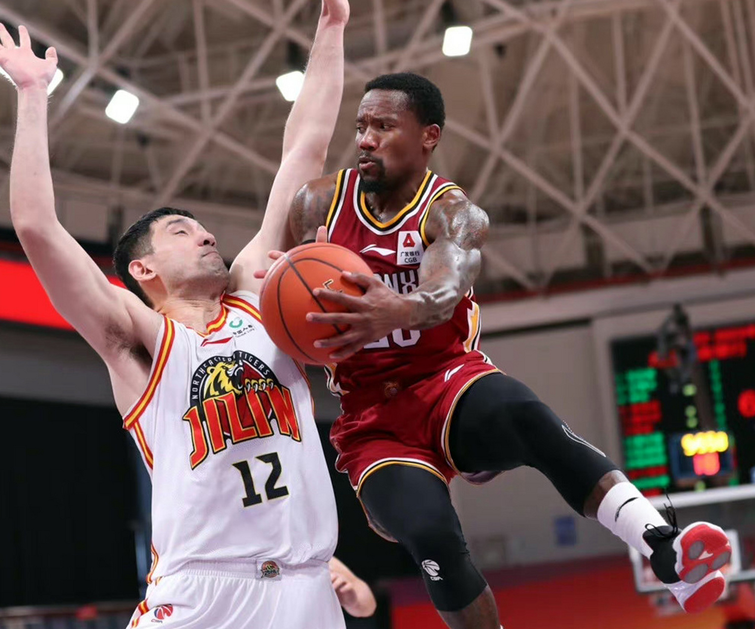 菲尔德算是cba的老面孔了,在新疆广汇效力两个赛季,在广厦效力了一