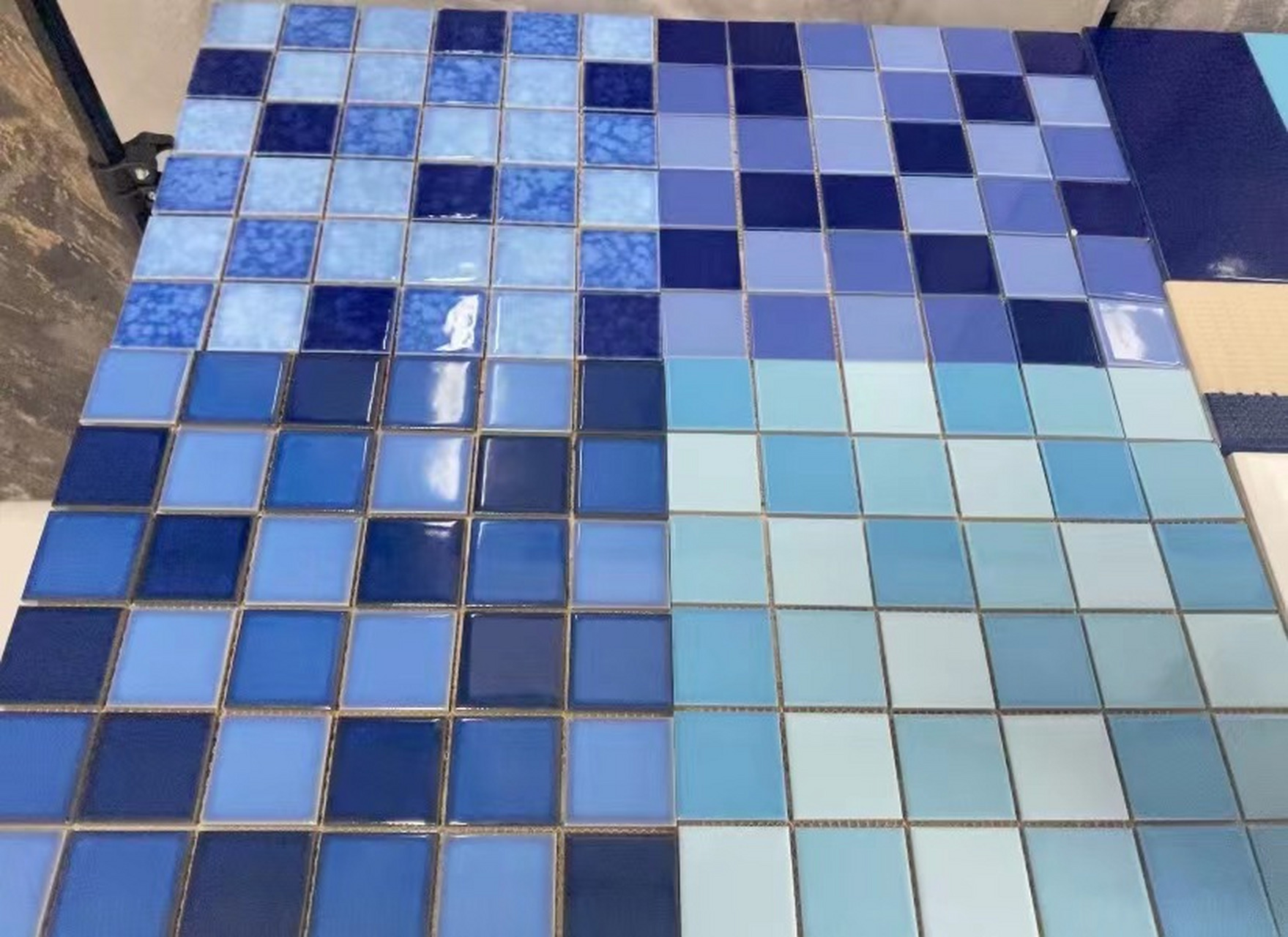 马赛克瓷砖色彩艳丽,耐酸耐碱,防水防污易清理,铺贴容易,耐压强不易