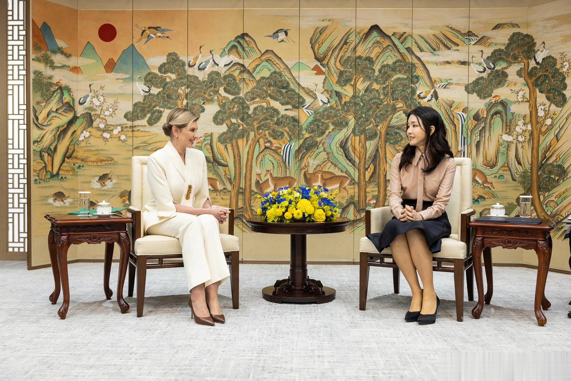 乌克兰第一夫人叶莲娜·泽连斯卡娅访问韩国,并参加亚洲领导力会议