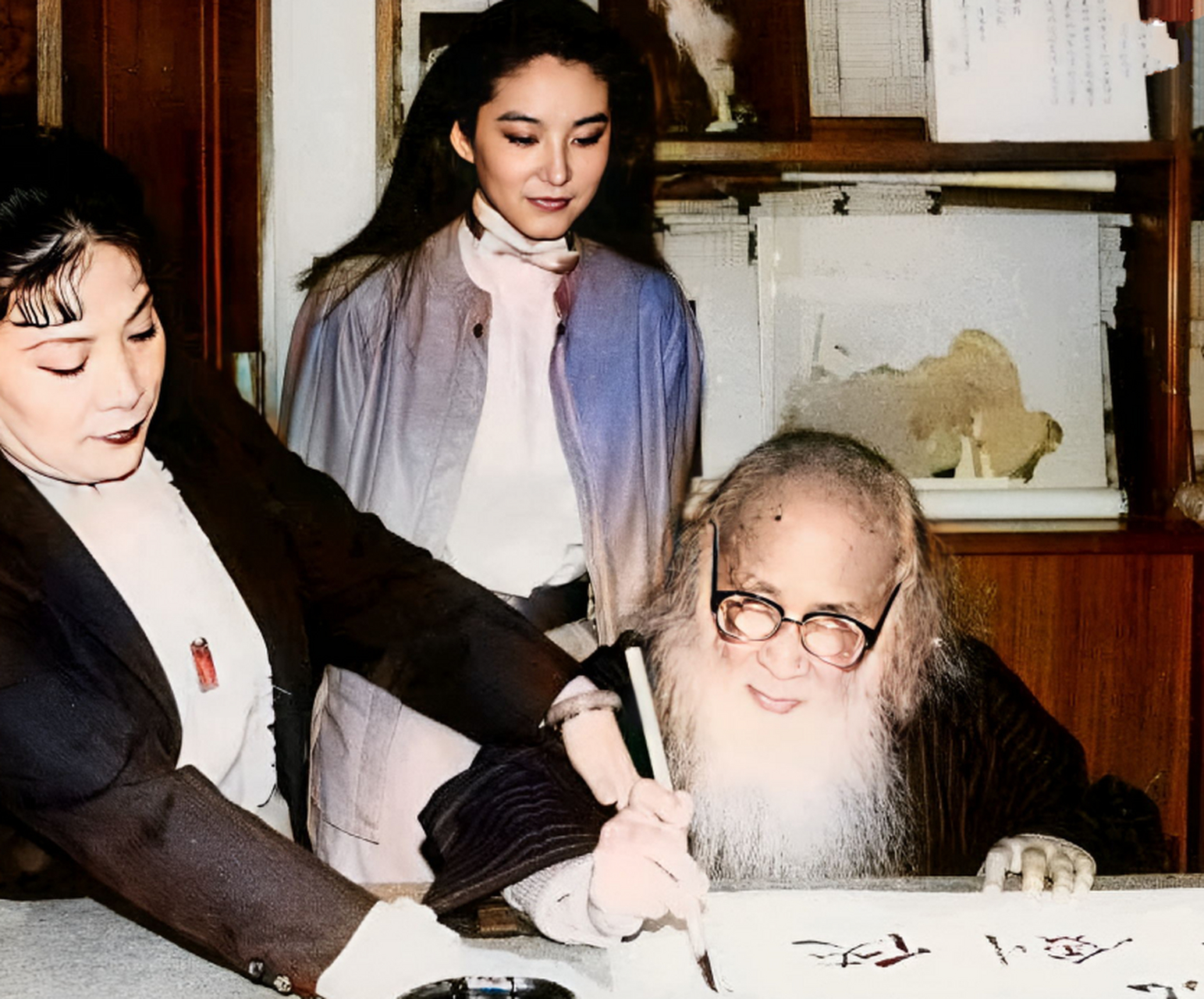 1983年,张大千与林青霞合影的照片,成为了一张珍贵的文化遗产.