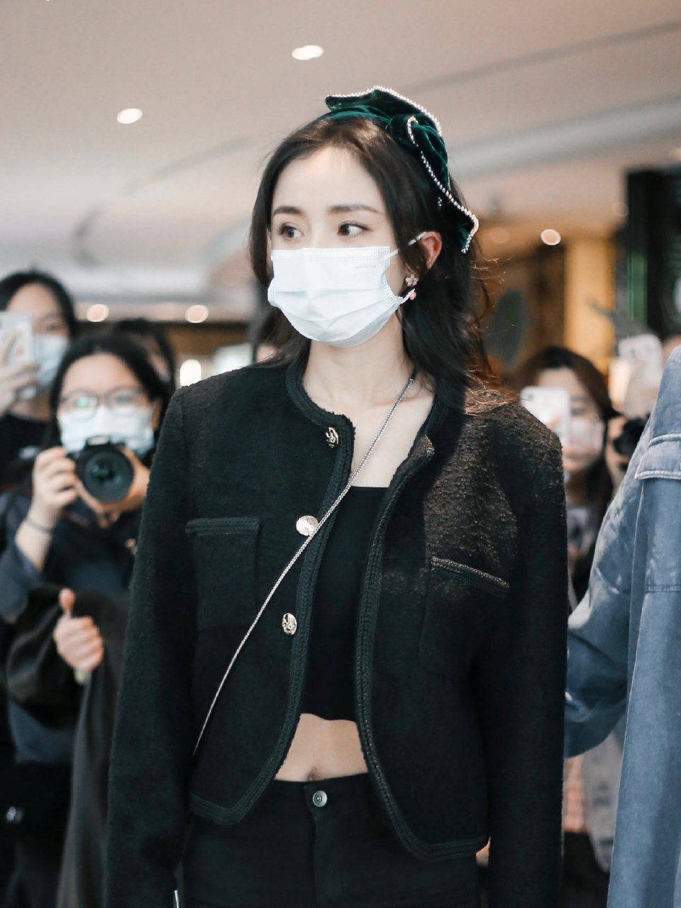 杨幂最新私服 又见蜜桃耳环,丝绒发带减龄 杨幂录制《密室大逃脱》的