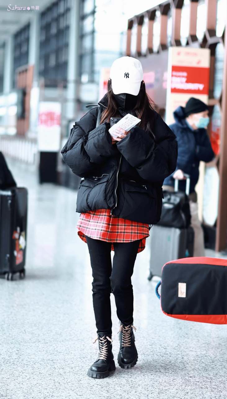 angelababy今天机场私服穿搭,黑色立领羽绒服搭配红色格子衬衫,黑色