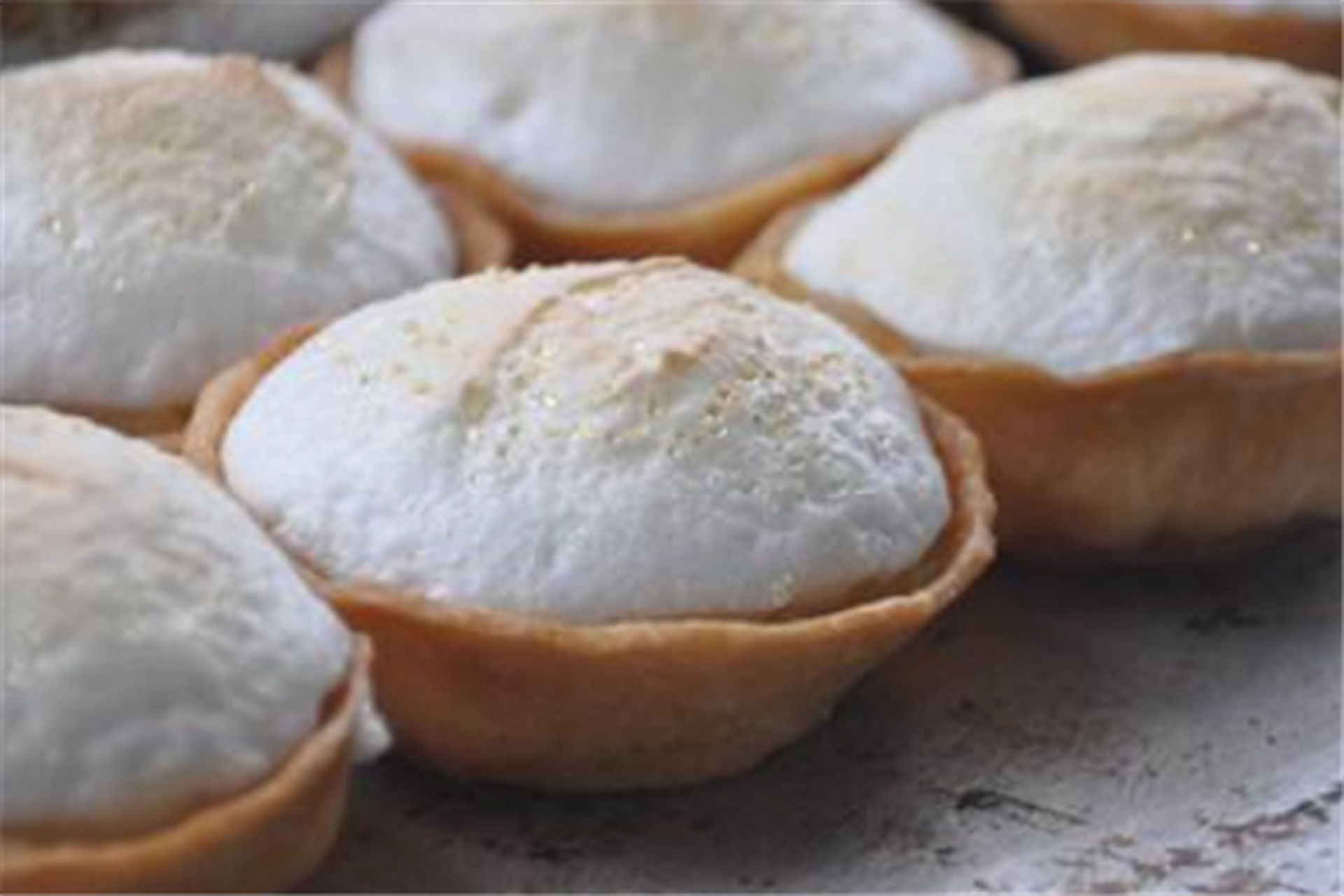 "奶油小攀"是一种形状类似蛋挞的绍兴小吃,分上下两层,下层的蛋糕胚由