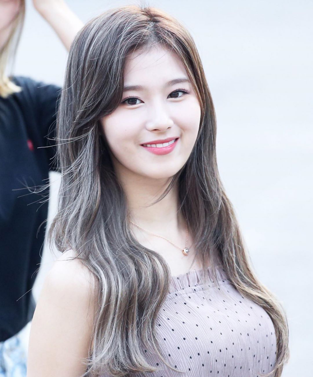 日本女星凑崎纱夏素雅抹胸套裙轻柔飘逸,灿烂笑容仙气十足!