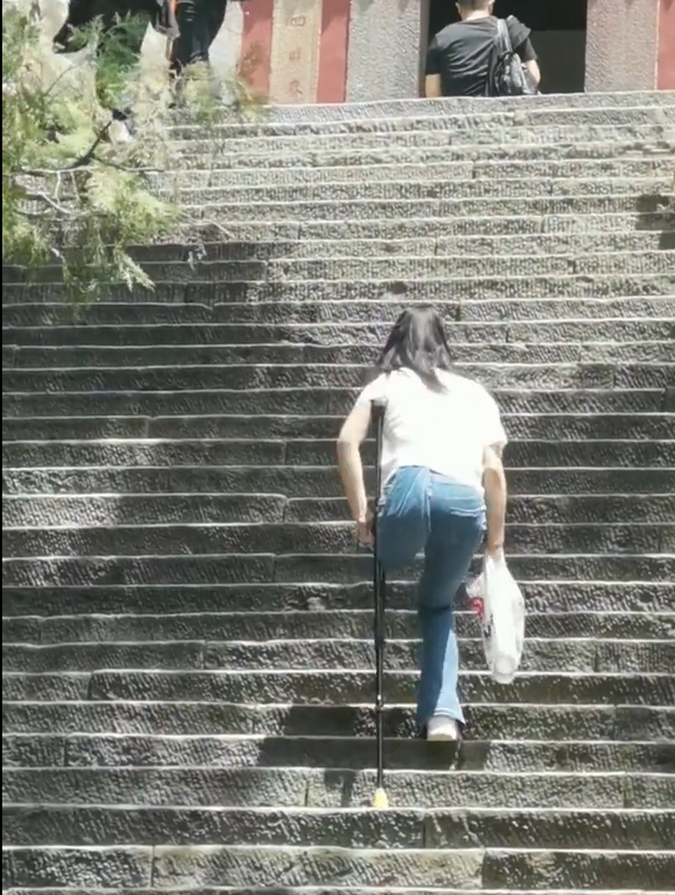 独腿女孩拄拐爬山,证明自己可以的[good][抱抱]