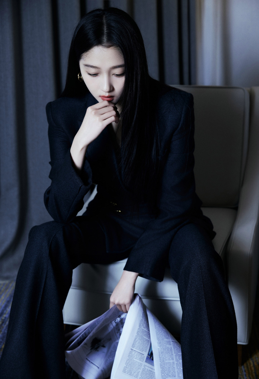 潮流尚新季# 关晓彤 黑西装女霸总模式,野生眉搭配柿子色口红,超a黑