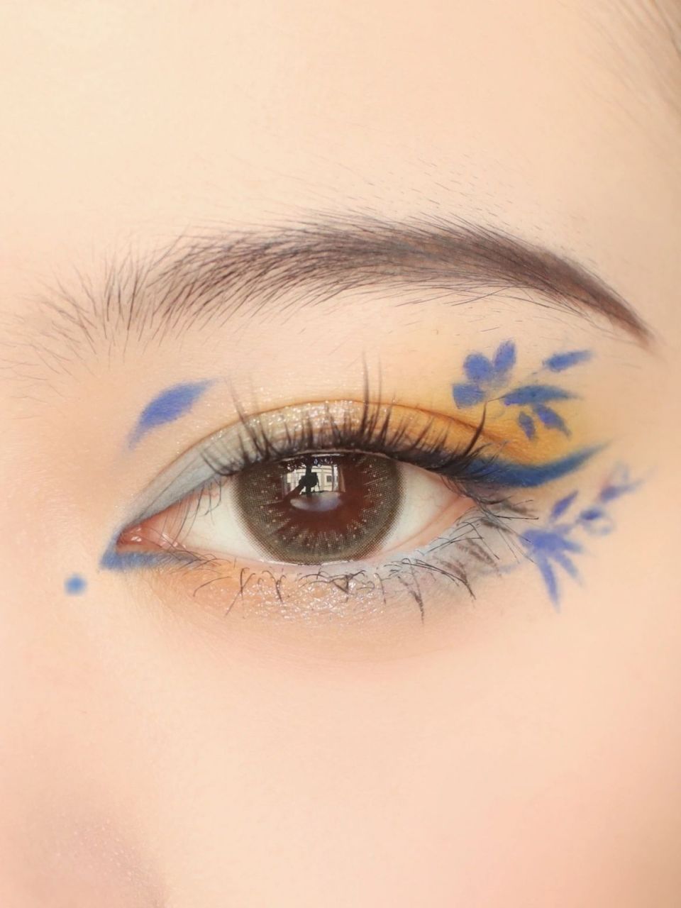 文物灵感眼妆  明 青花缠枝花纹松竹梅图盘 看到中国文物真的有被美到