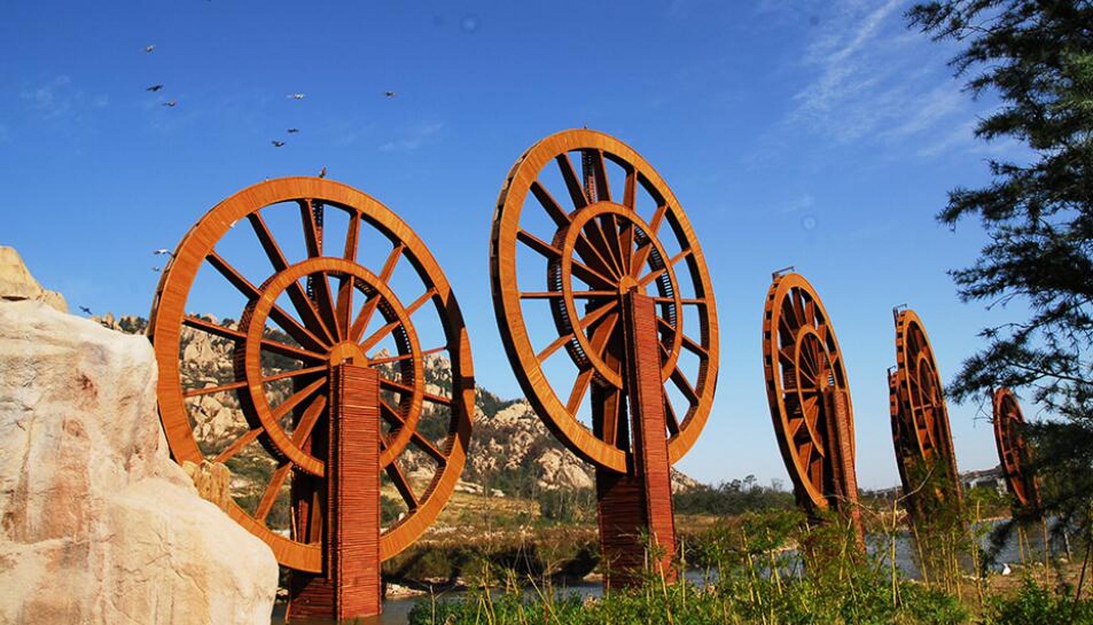 在嵖岈山主景区之外,还有一处让人流连忘返的凤鸣谷森林公园.