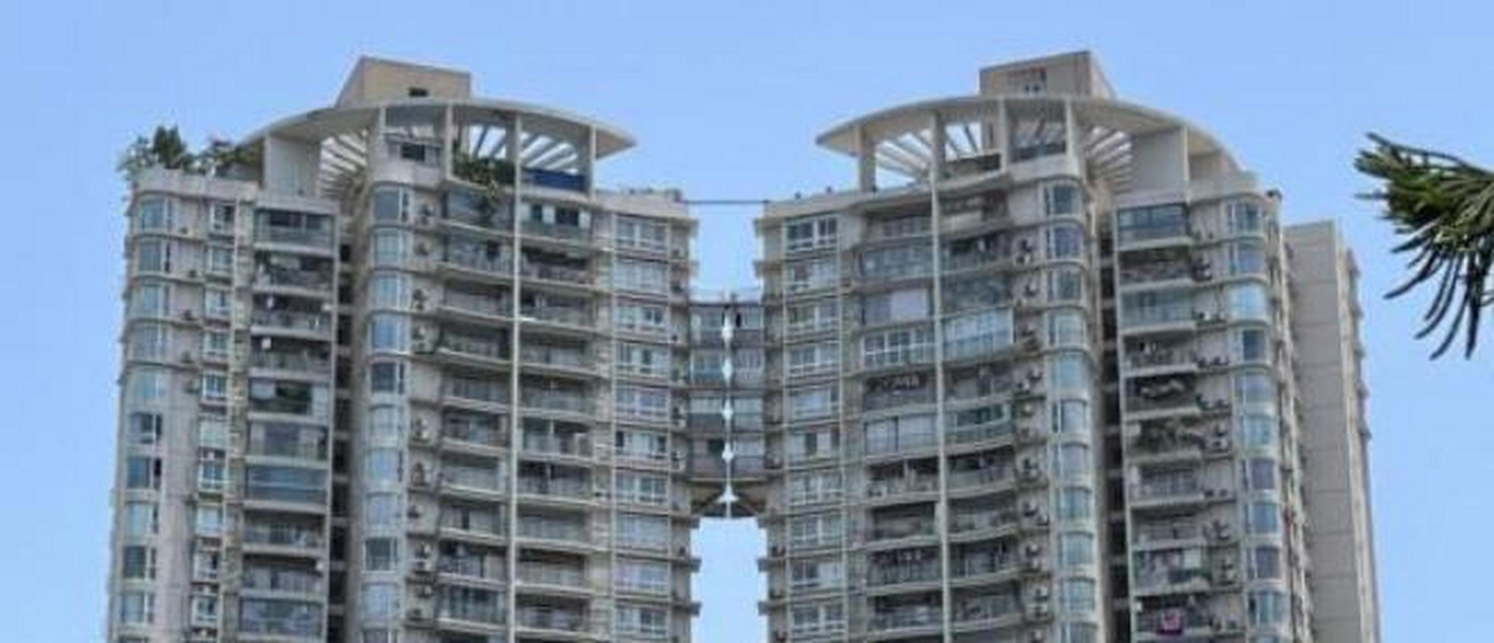 这个楼盘是重庆市江北区的庆业巴蜀城小区,该"悬空房屋"位于小区11号