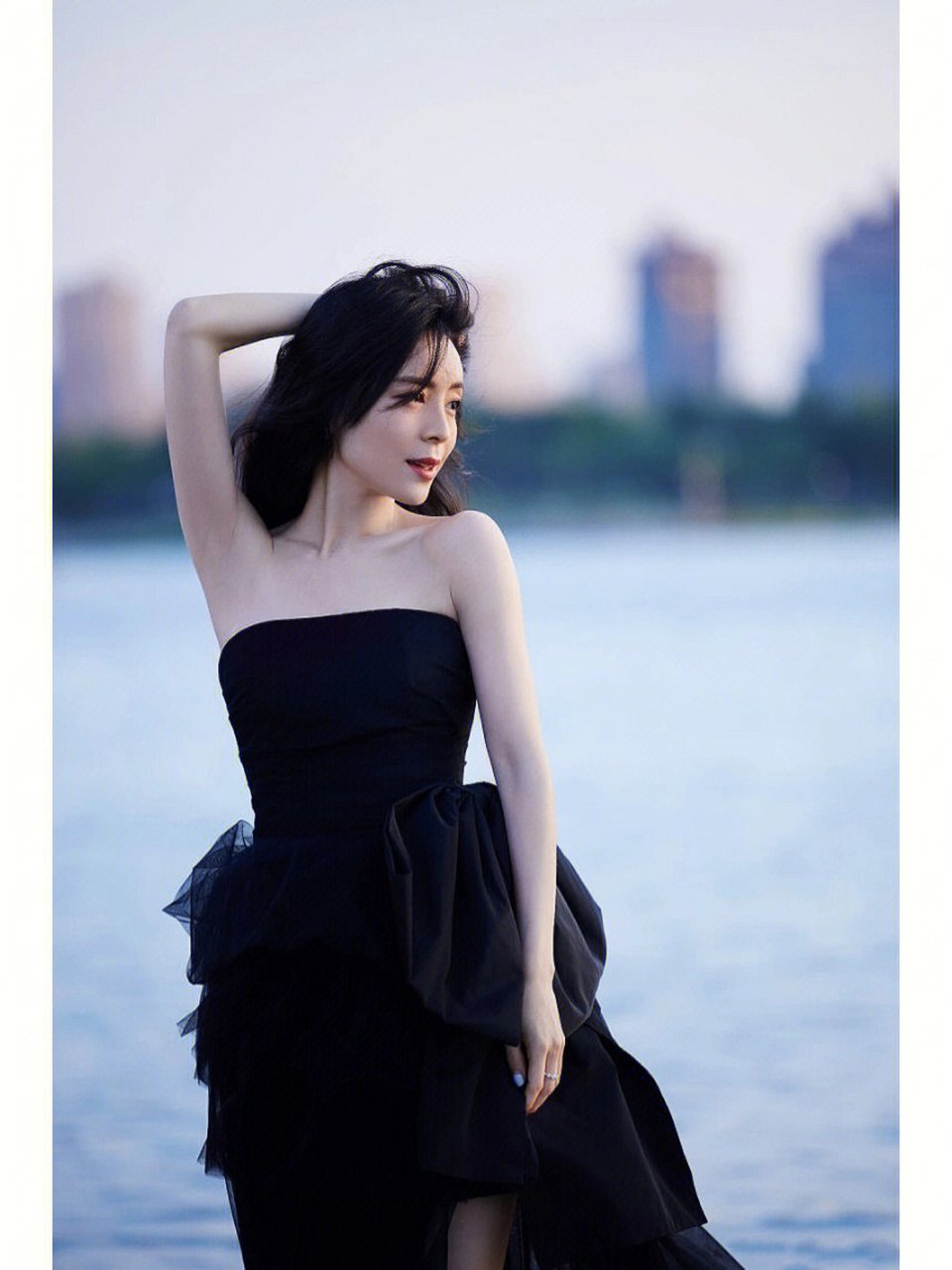 张静初不愧是文艺女神,黑色抹胸礼服优雅浪漫,精致时髦  张静初的气质