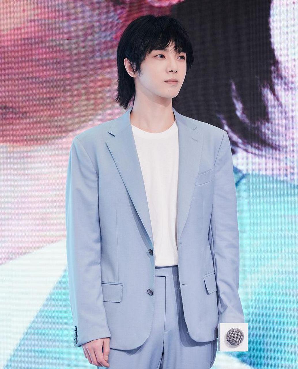 华晨宇雾蓝西装清爽有型 鲻鱼头发型有型吸睛