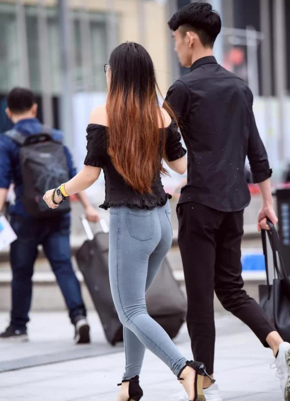 街拍:穿紧身牛仔裤身材丰满圆润的性感翘臀美女,好有大姐大的范