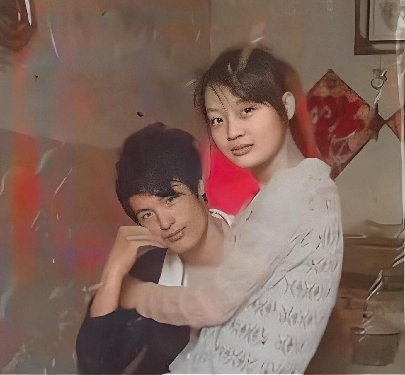 这张照片是这对夫妇十年婚姻的对比.很明显,他们变了很多.